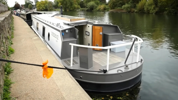 Egy gondosan megtervezett minimalista lakóhajó a londoni csatornán