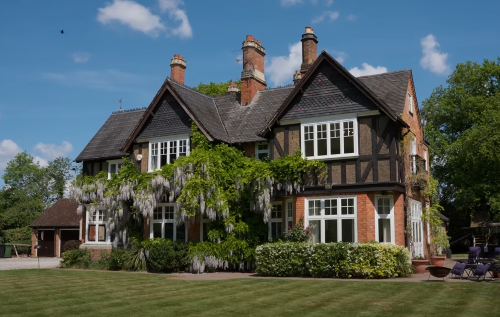 Hat fürdőszoba, ötven percre Londontól, kicsit több, mint egymilliárdért