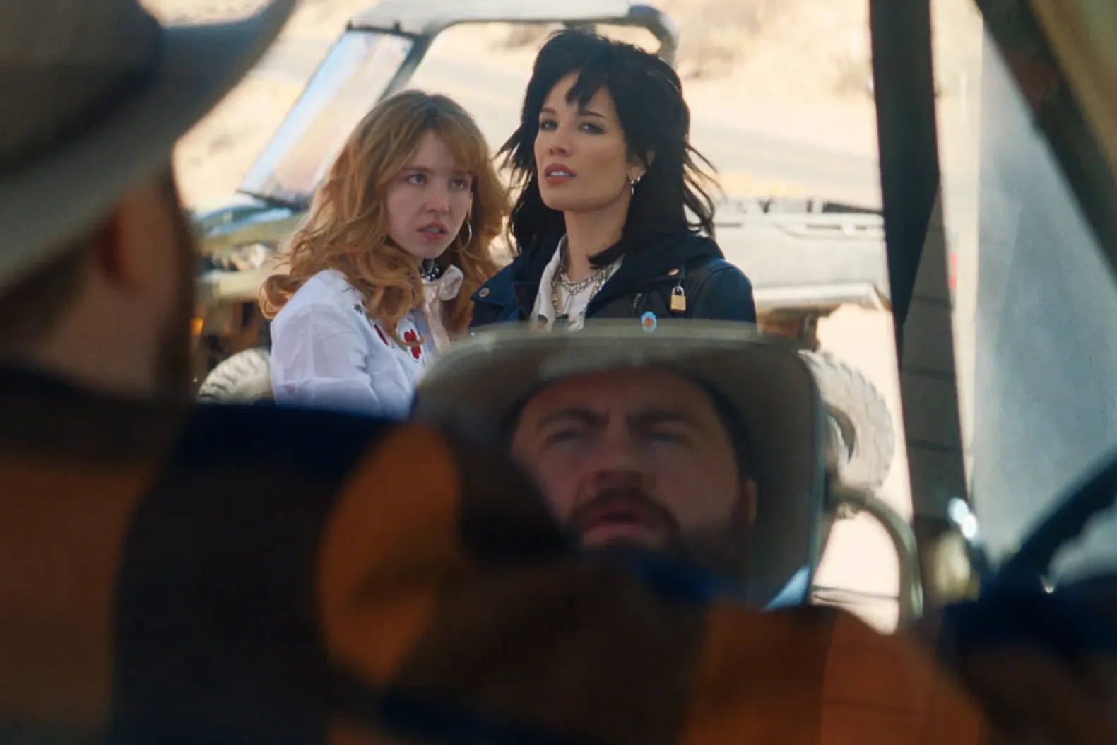 Americana - Sydney Sweeney, Halsey összecsapnak, hogy ellopják az amerikai őslakosok műtárgyát