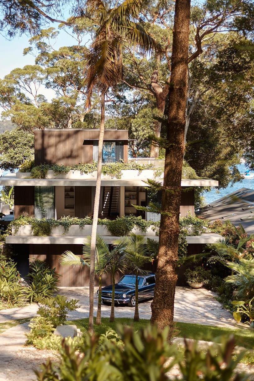 Egy lélegzetelállító, brazil ihletésű, természetbe burkolózó szuperház 