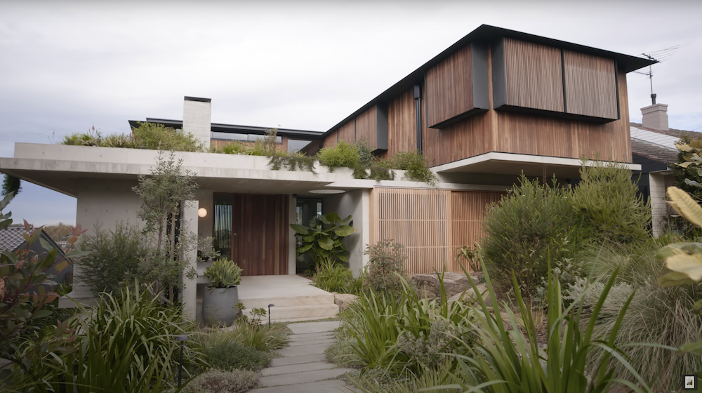 Egy kerti ház természetes úszómedencével