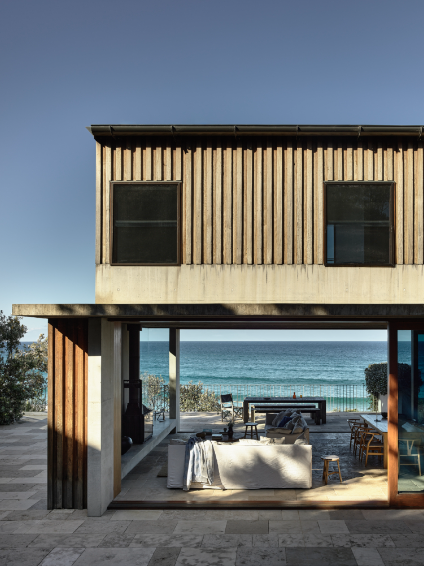 Egy varázslatos otthon belseje, lélegzetelállító kilátással a tengerparti tájra