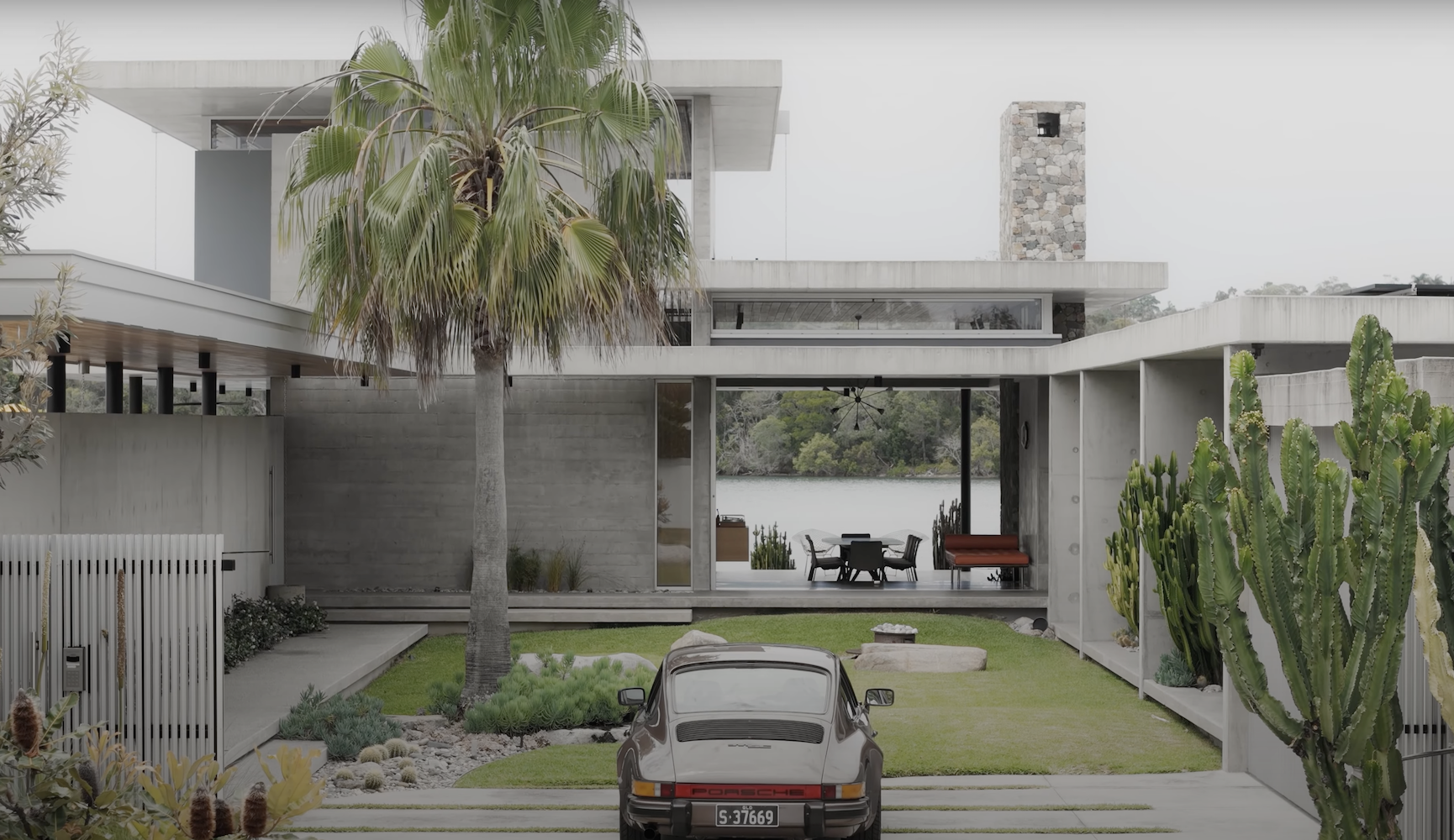 Egy Palm Springs ihlette ház hihetetlen udvarral