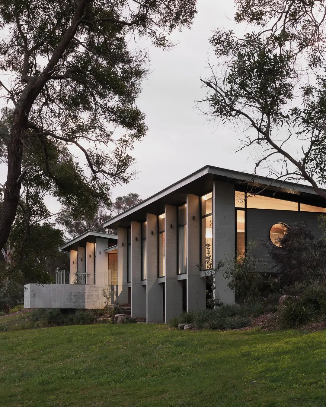 Egy erdőszélen épült középkori modern ház belsejében