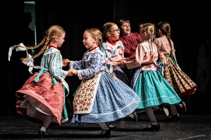 TÁNCOLJ PALOTA! -Táncházak a Csokonaiban – Aprók tánca a Mező Együttessel: 2024.02.10 Csokonai Rendezvényház 10 óra