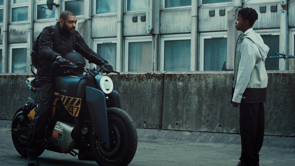 A Netflix The Kitchen című filmjének új trailerében London egy cyberpunk disztópiává változik