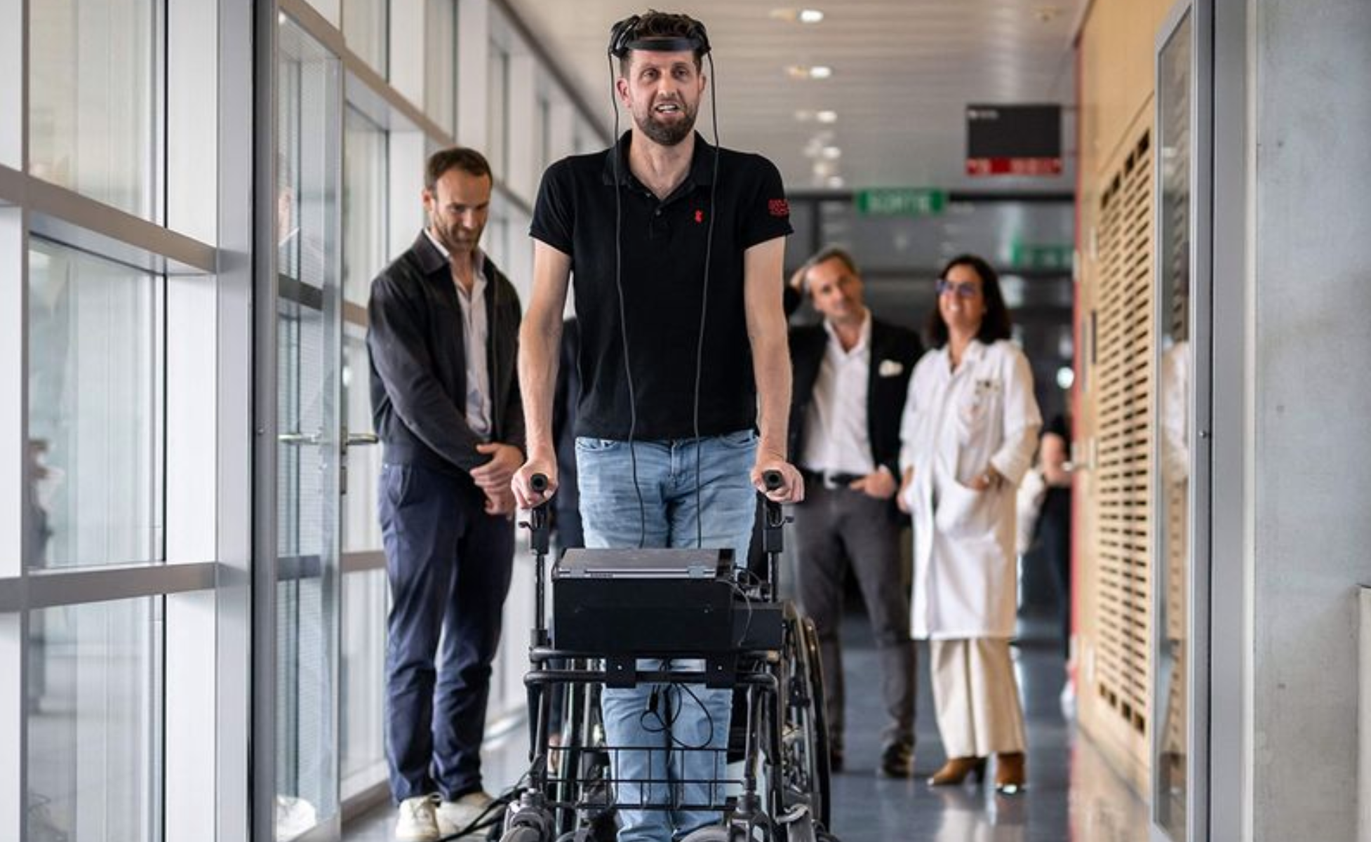 Újra jár az a lebénult férfi, akinek egy orvoscsoport bluetooth-szal összekapcsolta az agyát és a gerincét