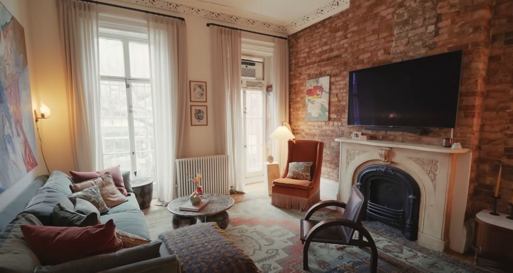 Látogatás a Az Saturday Night Live sztár Chloe Fineman párizsi ihletésű New York-i otthonában