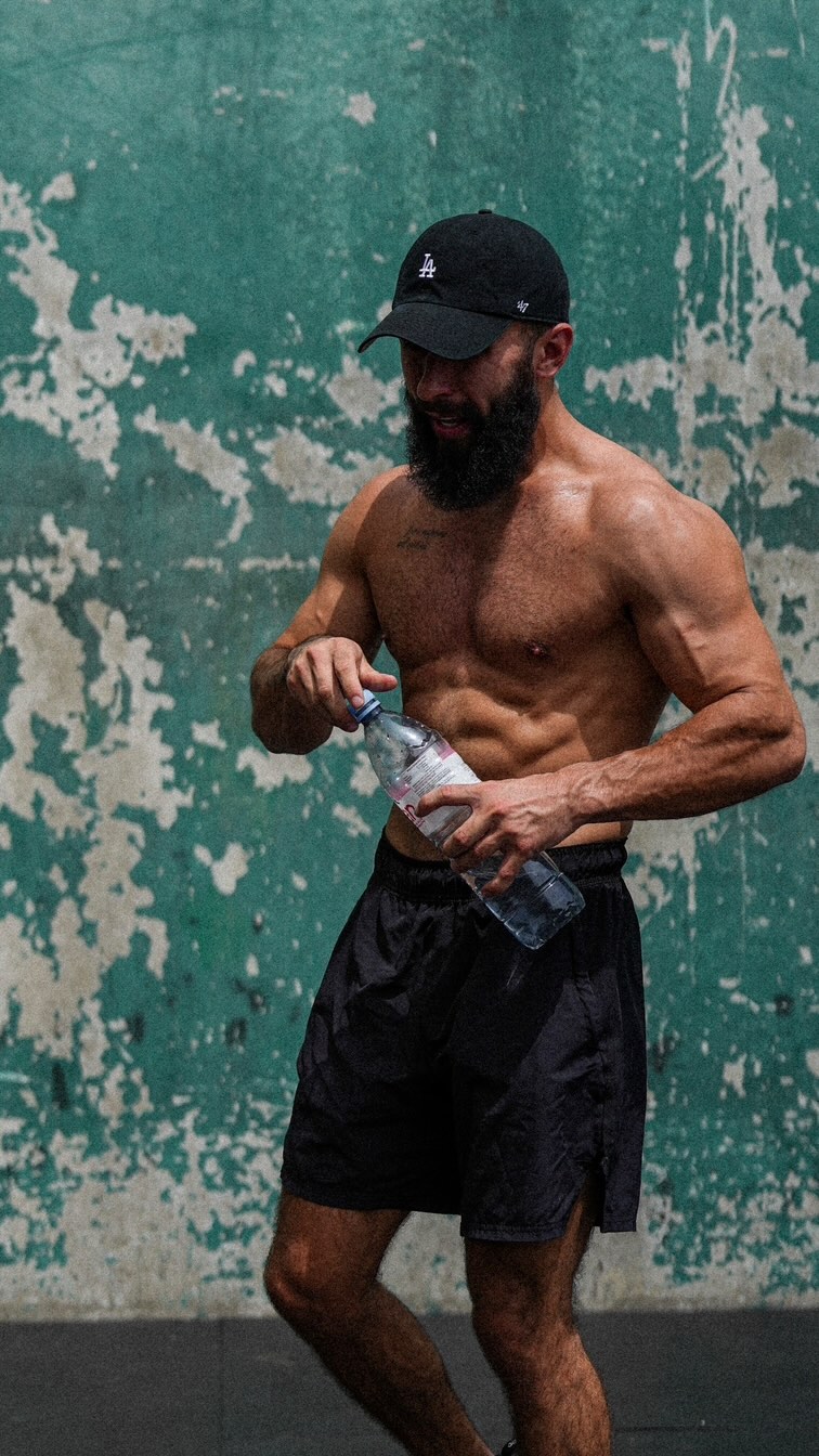 Az edzőteremben is megy a marháskodás