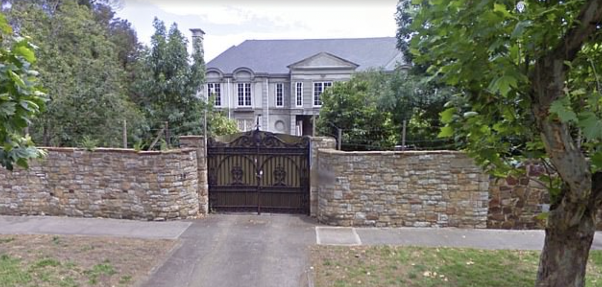 27 éves férfi elképesztő 80 millió dollárt fizet egy lepusztult szellemkastélyért Toorakban