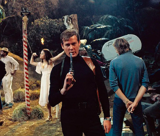 Ki, mennyi idősen játszotta el James Bondot?