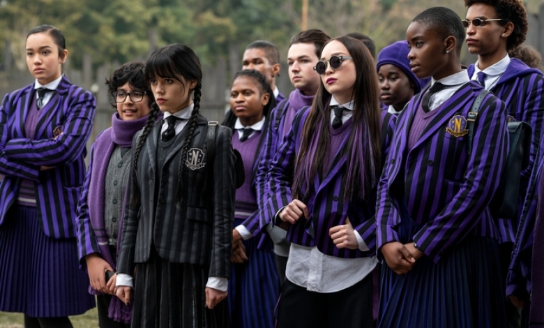 A Netflix bepillantást enged a modern Addams Family-be a 