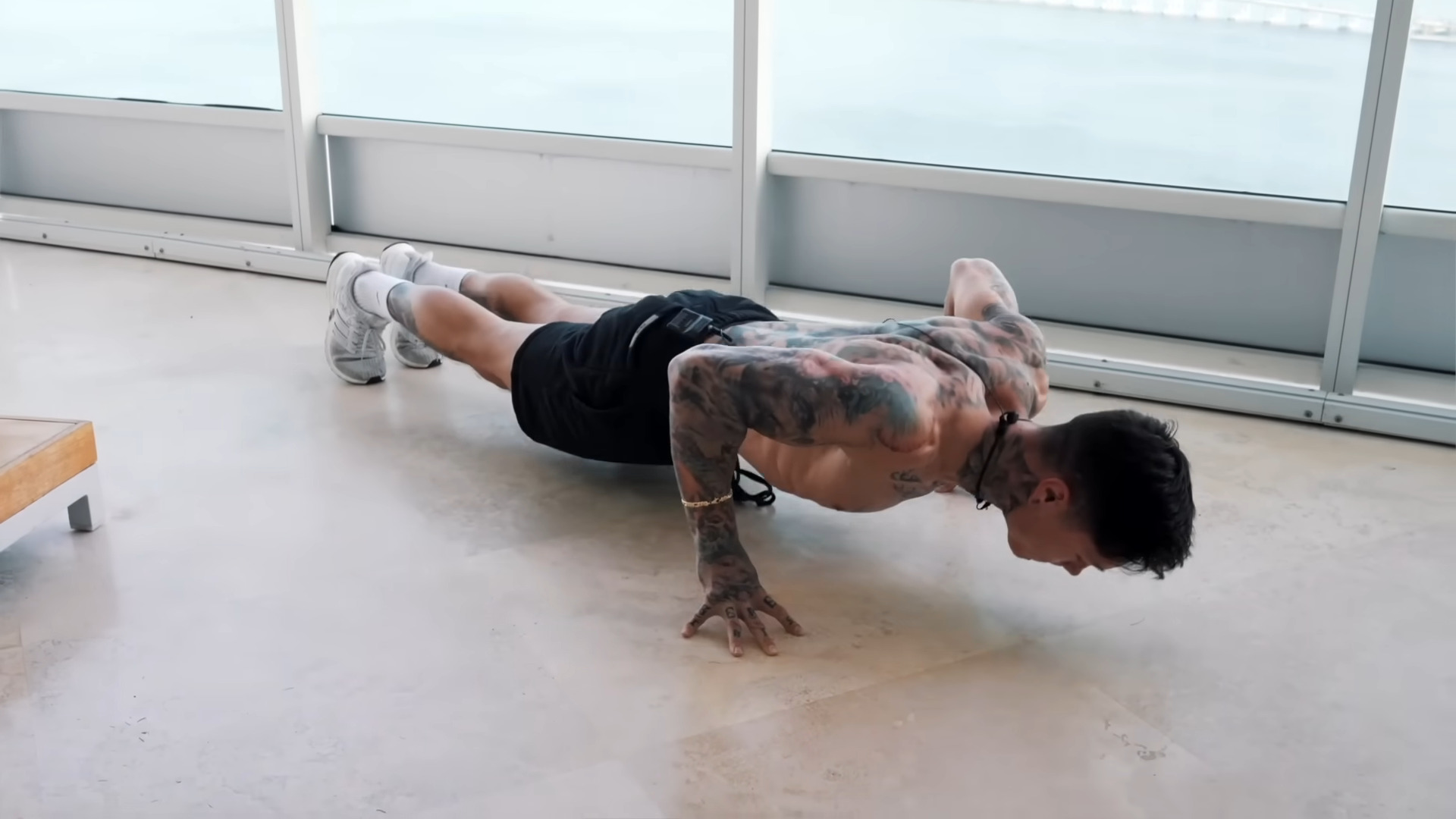 Fekvőtámaszok Chris Heria-val - Végezd el ezt a gyakolratsort hetente egyszer