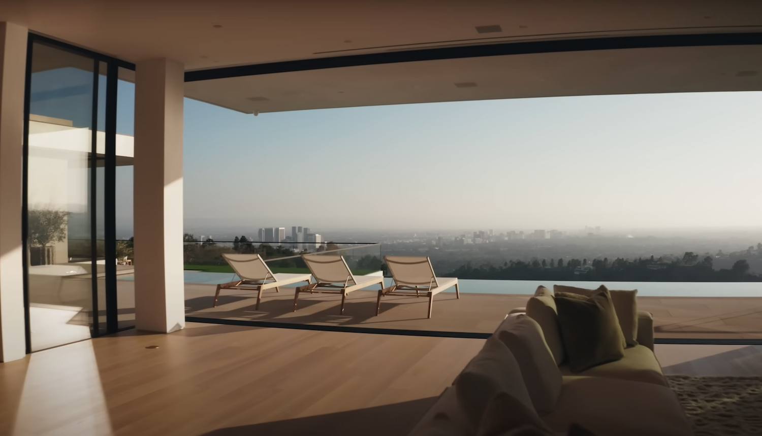 Egy 88.000.000 dolláros birtok belseje, lenyűgöző kilátással