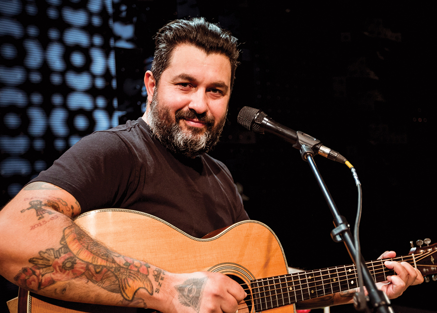 Mező Misi: Mesélő - Mező Misi, a Magna Cum Laude zenekar frontemberének akusztikus zenés estje