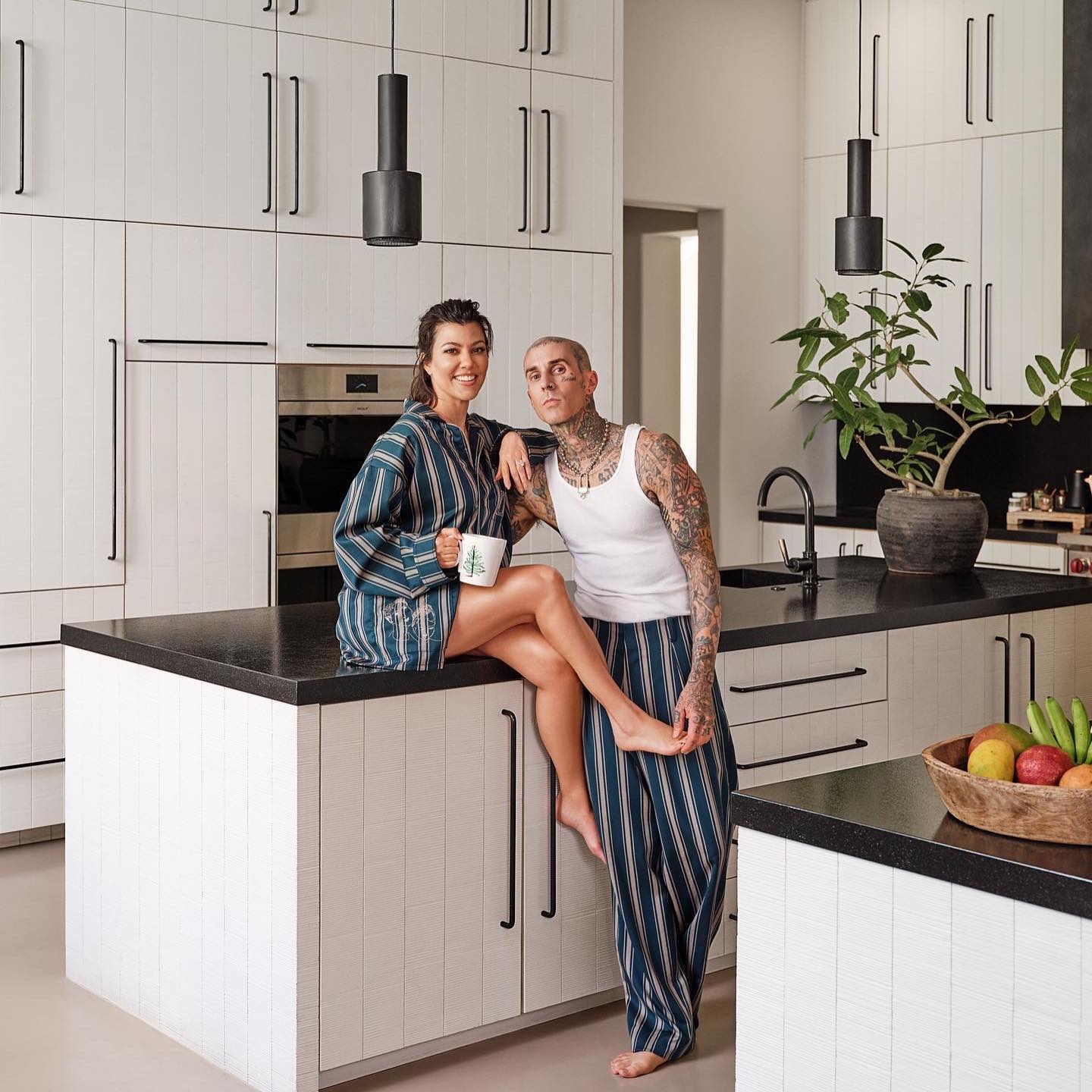 Travis Barker ma a kaliforniai Calabasasban köszönti rajongóit, hogy körbevezessen a visszafogott, modern otthonában, amelyet növekvő családjával oszt meg. 