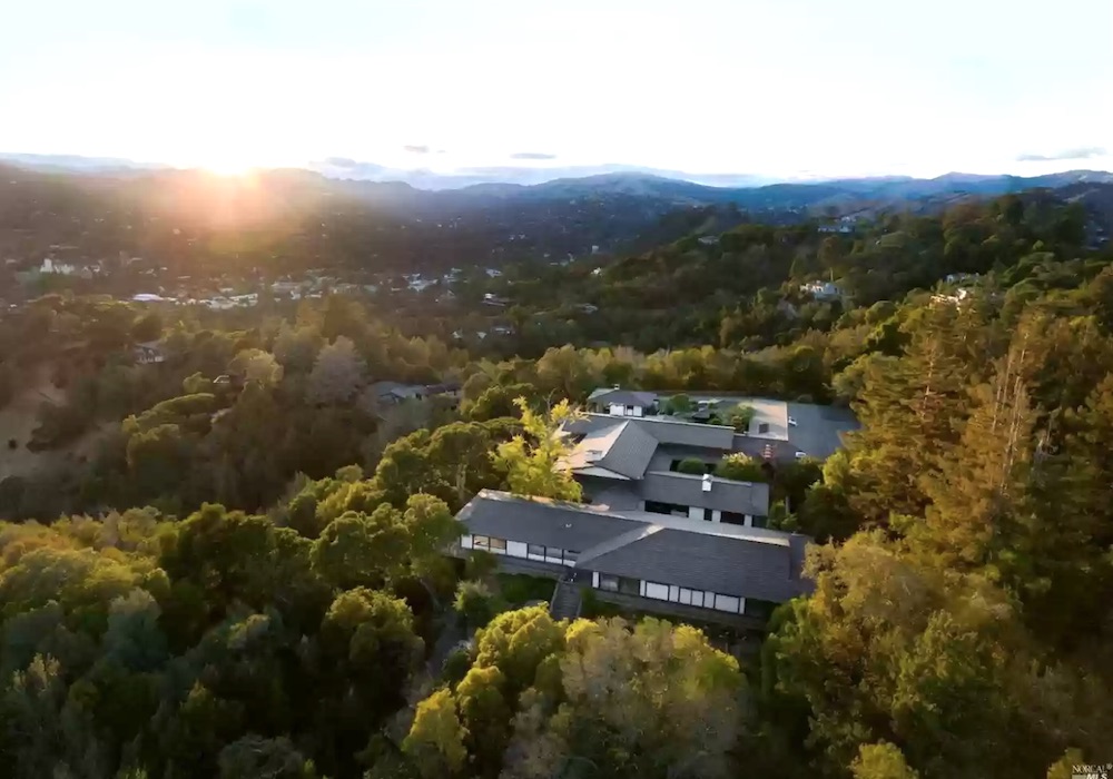 San Franciscótól északra, ez az egyedi tervezésű, japán hatásokkal átszőtt, század közepi kúria jelenleg 29 millió dollárért megvásárolható