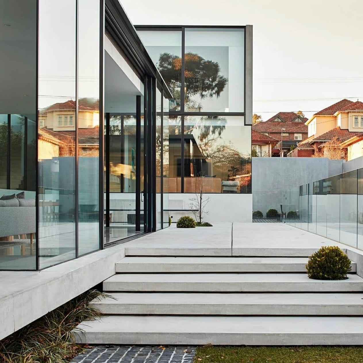 Egy üvegből, betonból és fából készült minimál ház belseje