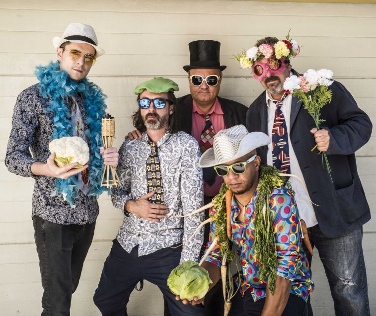 Szédületes karneváli forgatagba visz ezúttal a Tudósok koncertje