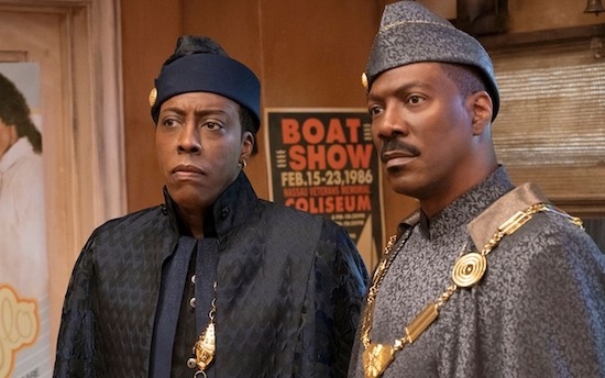 Huszonhárom évvel a nagy sikerű első rész után Eddie Murphy és Arsenio Hall visszatérnek a népszerű karakterek bőrébe bújva