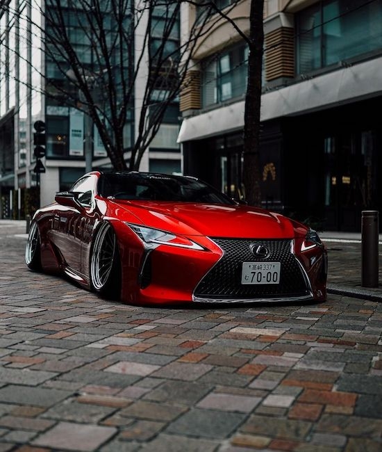 Mai bejegyzésünkkel azoknak kedveskedünk, akik imádják a gyönyörű, egyedi autókat