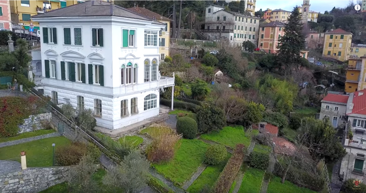 Portofino és környéke az olasz életstílus esszenciája. Gyönyörű tengerpart, hangulatos kisvárosok, szűk utcák. Számos világsztár nyaral itt, vagy vesz itt ingatlant