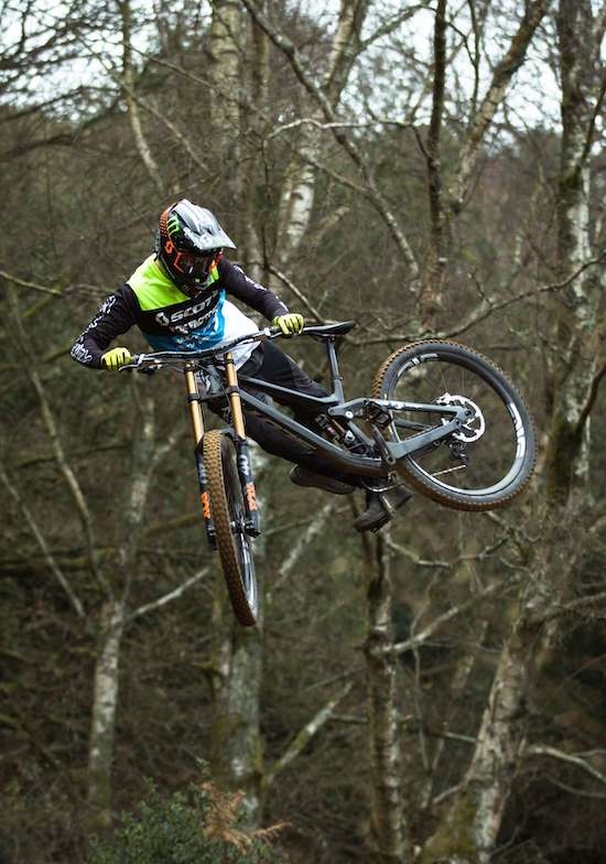 Mostanában sok közösségi élményre nem számíthatunk. Viszont egy jó terepkerékpárral igazán emlékezetes erdei kirándulásokat lehet tenni