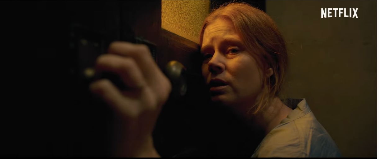 Anna Fox (Amy Adams) leginkább akkor érzi magát biztonságban, ha az ablaka mögül szemléli a világot