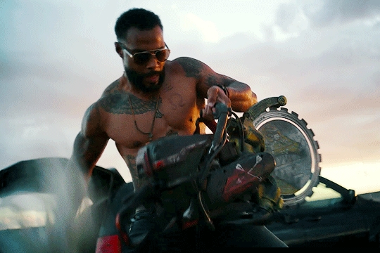 Zack Snyder zombifilmje a Holtak serege nem aratott nagy sikert a kritikusok körében. Erről nem a színészek tehetnek, akik komoly felkészülést folytattak a szerepük megformálása érdekében