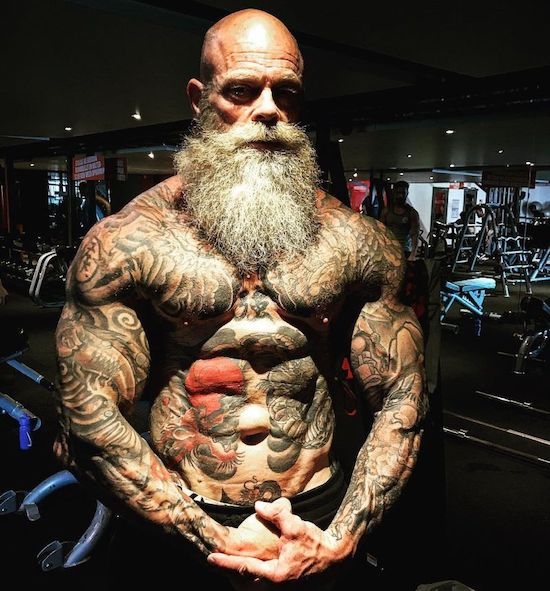 Egyre több olyan tartalommal találkozunk a neten melyben idős, nagypapa korú férfiak mutatják meg kidolgozott testüket