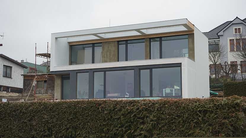 Múlt héten egy nagyszerű erdei konténerházat mutattunk be. Most egy pár otthona következik. Így épül egy konténer otthon negyedóra alatt