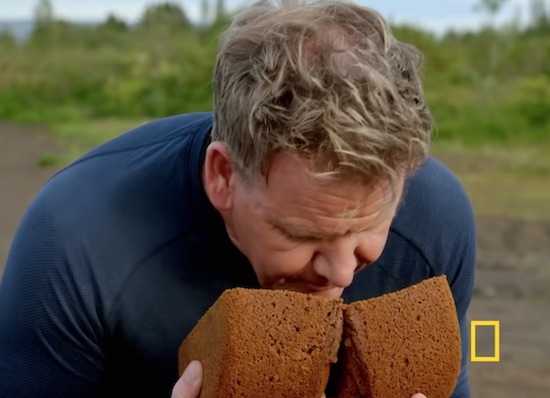 Gordon Ramsay megtanulja, hogyan kell rozsos kenyeret készíteni Izlandon úgy, hogy a tésztát a föld alá temetik egy természetes meleg forrás mellé