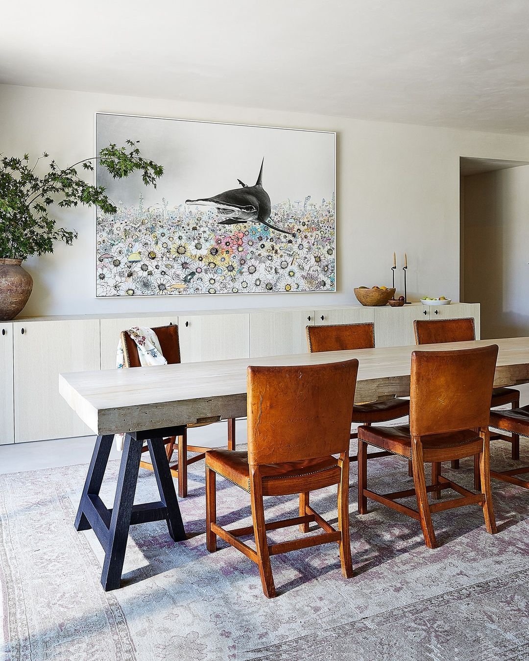 Ma Los Angelesbe látogatunk, ahol a szupersztár pár, Adam Levine és Behati Prinsloo, vezet körbe minket Pacific Palisades-i ranch házukban