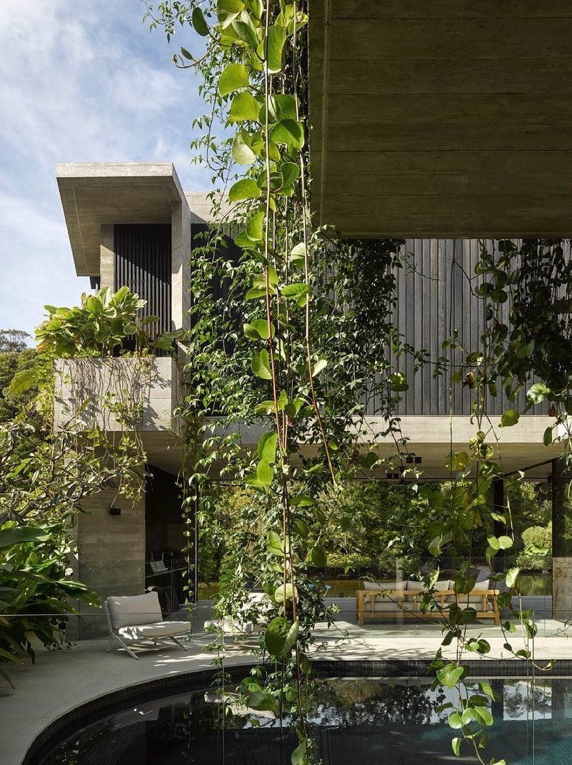 Egy modernista szuperház megtervezése az építészet, a belsőépítészet és a természetes kert és táj közötti kölcsönhatás mély megértését igényli