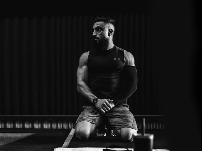 A plank ránézésre könnyű gyakorlatnak tűnik, azonban két-három percig megtartani is pokoli hosszú időnek tűnik