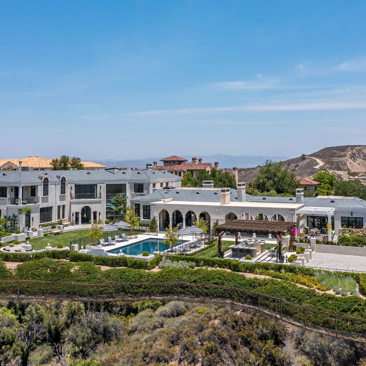 Calabasas Los Angeles felkapott, elegáns külvárosi negyede, ahol számos tehetős üzletember és sportoló vásárol magának fényűző villát