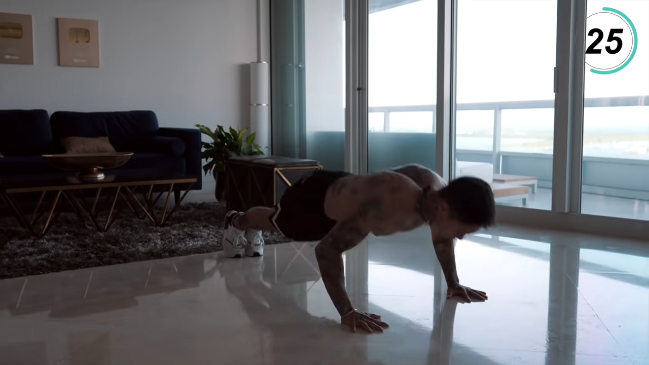 Kövesd Chris Heria-t, ahogy megmutatja neked a teljes 12 perces teljes testgyakorlatot