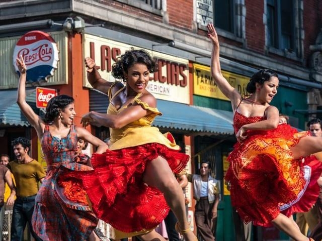 A modern Rómeó és Júlia történet ötven évvel az eredeti West Side Story film után új köntösbe bújtatták