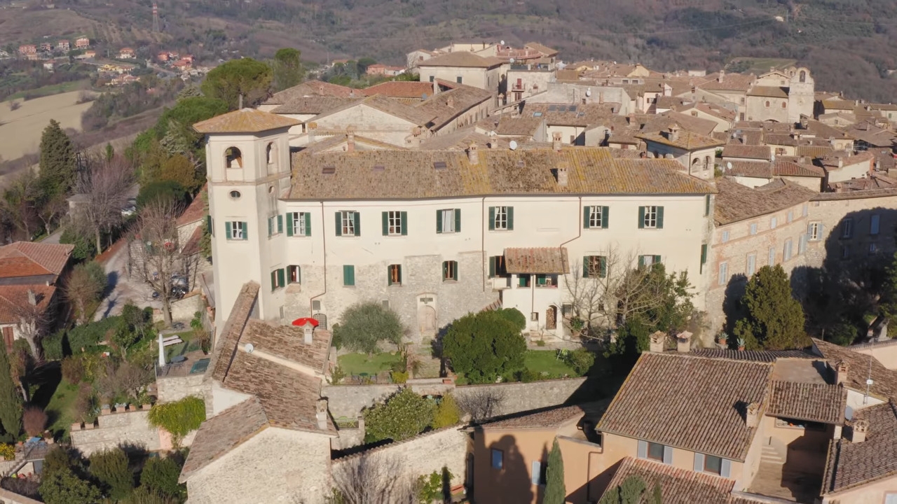 Ez a 16. századi palazzo San Gemini központjában található, egy gyönyörű középkori városban, Dél-Umbriában