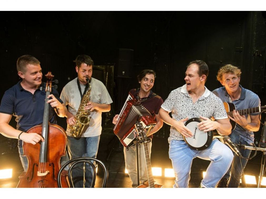 Kelet-nyugati pályaudvar - Cseh Tamás est. 2022. január 26. 19 óra 30 perc Vígszínház.